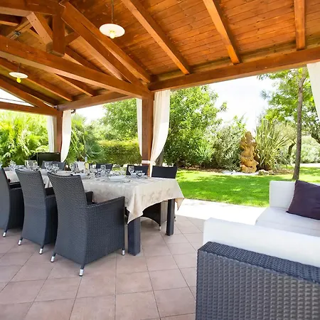 Paradiso With Swimming Pool Large Garden And Tennis Court Villa